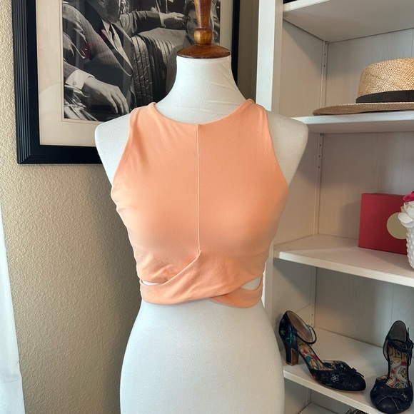 Athleta conscious cut out crop - Picture 3 of 8